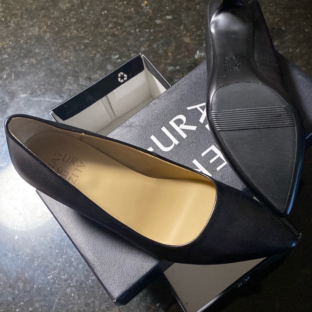 Naturalizar low heel super confort size 7, color black